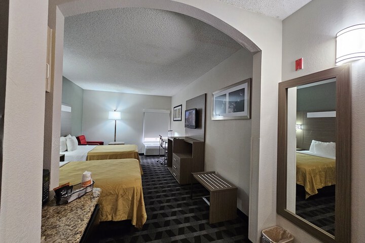 Room 33 of 64