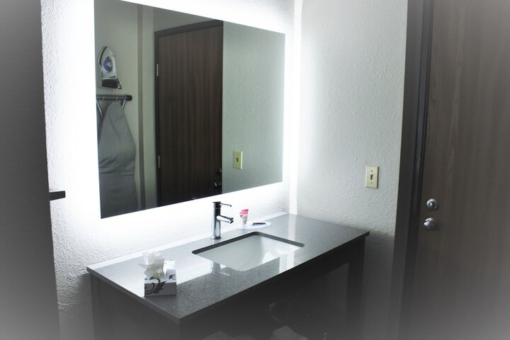 Country Inn & Suites by Radisson Monterey Beachfront-Marina, CA