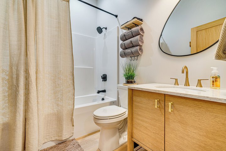 1 Block to Lake City Marina: Condo w / Rooftop Deck