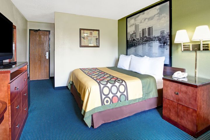 Room 13 of 40