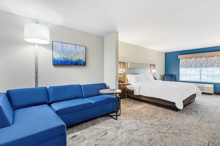 Room 13 of 28