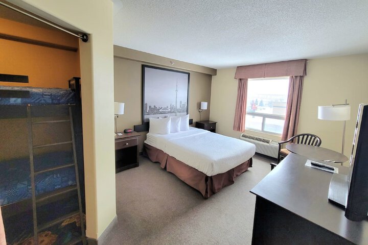 Super 8 by Wyndham Barrie South