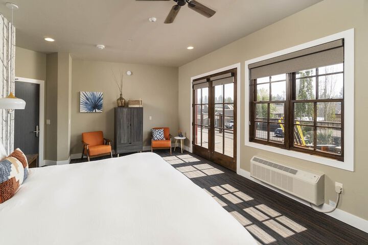 Ski Inn Taphouse Hotel