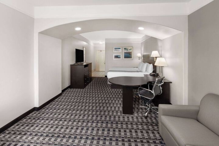 La Quinta Inn & Suites by Wyndham Deer Park