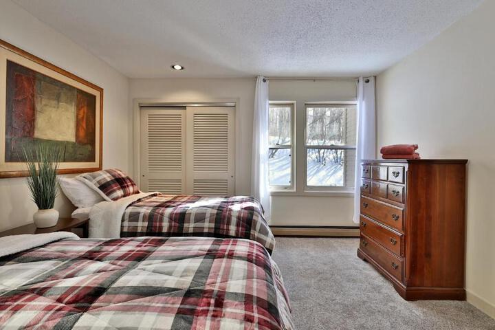 Skiers! Fox Hollow 2BR 2BA Condo Across from Pico, Minutes to Killington condo