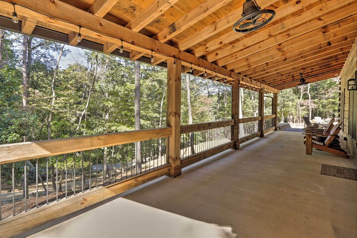 Coosawattee River Resort Cabin w / Private Hot Tub!