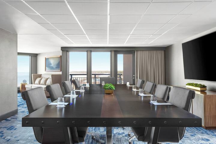 Delta Hotels by Marriott Virginia Beach Waterfront Suites