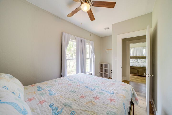 Walk to Lake Parks & Dining: Eufala Family Home!