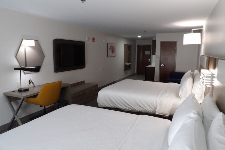 Holiday Inn Express & Suites Huntsville Airport by IHG