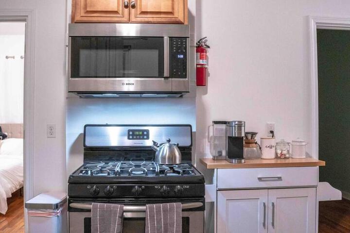 Cozy 2BR-Walk to Tufts & Green Line Near Boston!