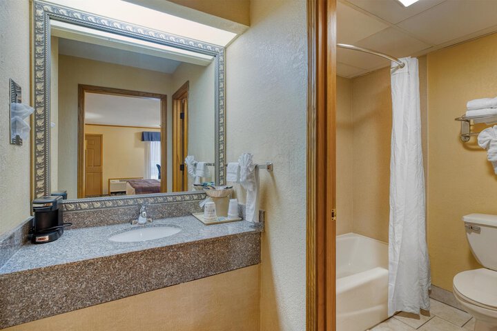 SureStay by Best Western Kansas City Country Inn North
