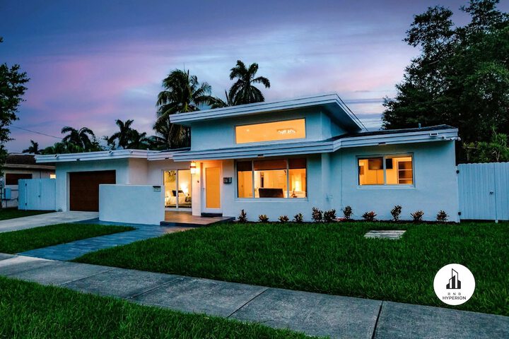 Stylish Aventura Home With Pool on Intercostal