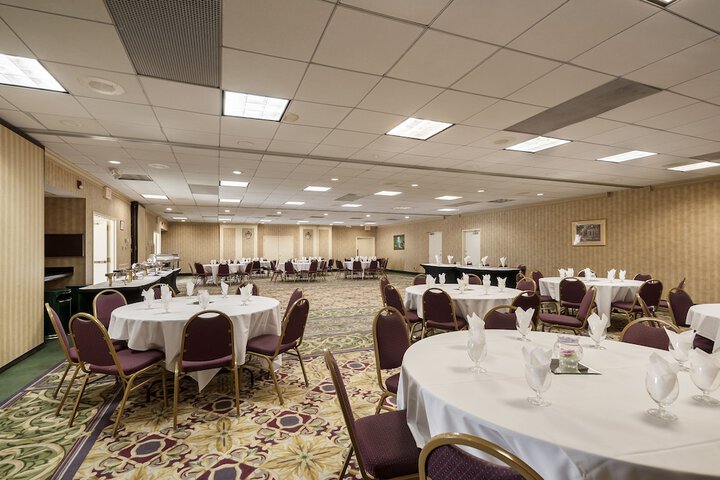 Ballroom/Hall 41 of 45