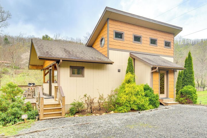 Sawyers Cabin w / Hot Tub in Blue Ridge Mtns!