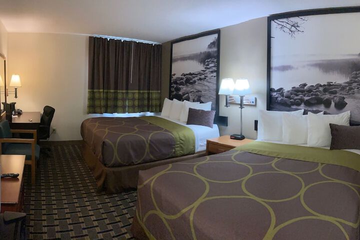 Super 8 by Wyndham Chisago City