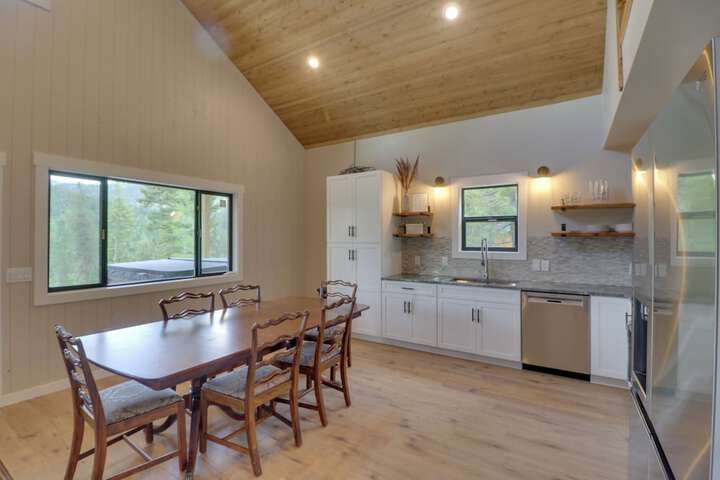 Lakeside Cabin Retreat w / Private Hot Tub!