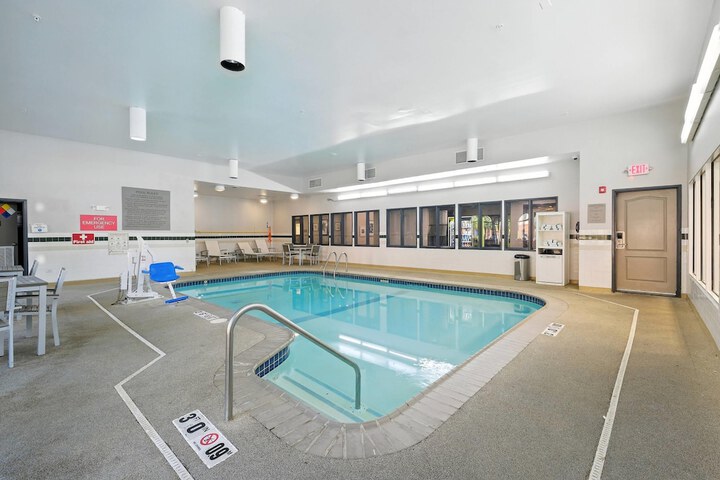 Country Inn & Suites by Radisson Merrillville, IN