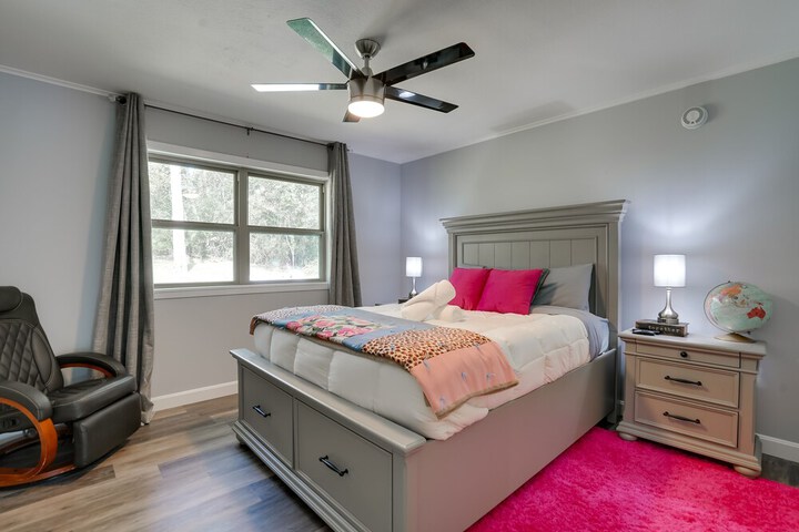 Lakefront Retreat in Jefferson w / Screened Porch!