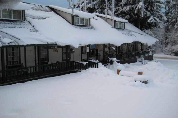 Whittakers Motel & Historic Bunkhouse