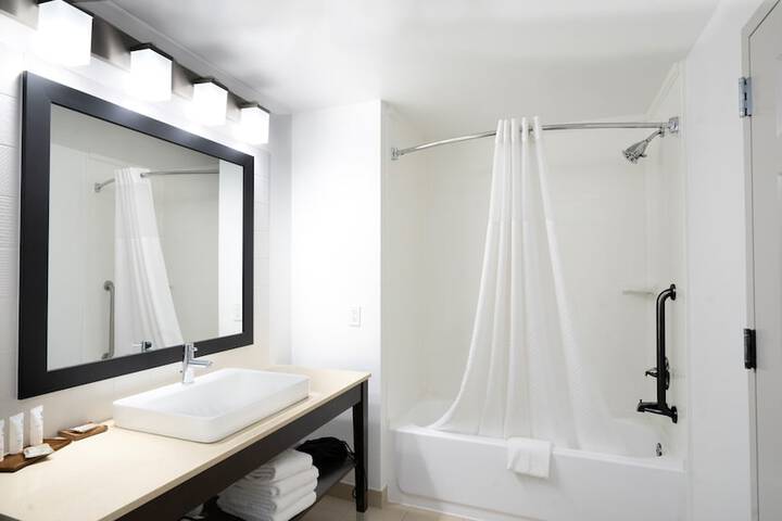 Country Inn & Suites by Radisson State College (Penn State Area), PA