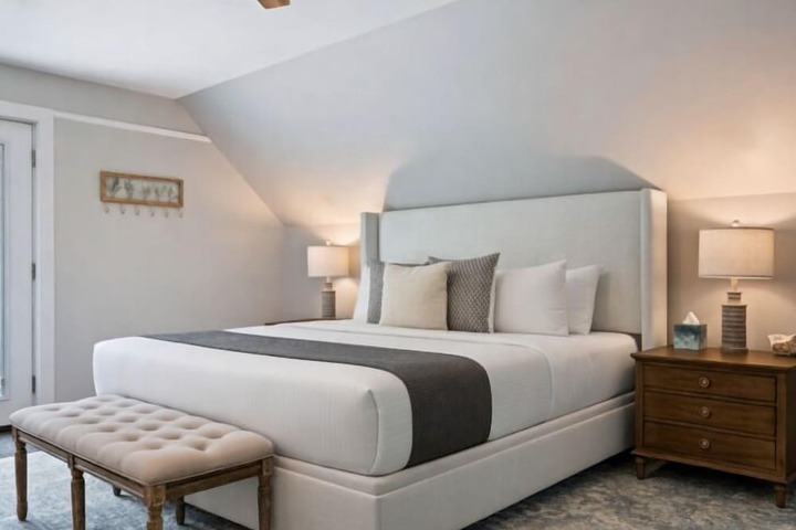 The Aurora Inn & Cottages