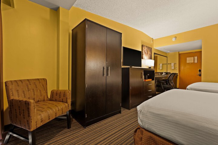 Best Western The Plaza Hotel Honolulu Airport - Free Breakfast