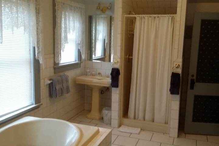 Chestnut Charm Bed & Breakfast