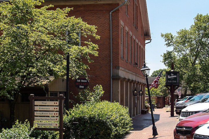 Country Squire Inn & Suites