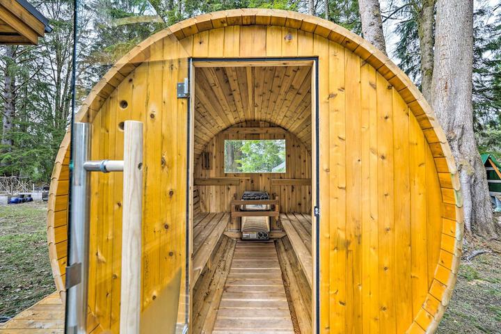 Heated Swim Spa! 15-acre Cabin on Skykomish River