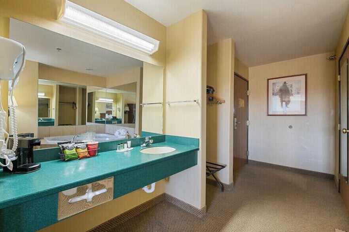 Pinedale Hotel & Suites