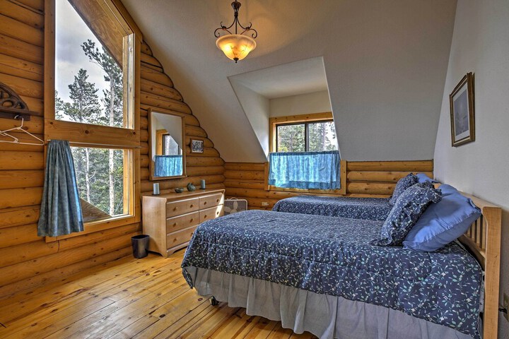 Expansive Alma Cabin w / Hot Tub & Mountain Views!