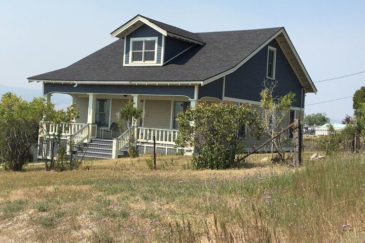 Charming House on the Hill With Views of The Anaconda Range
