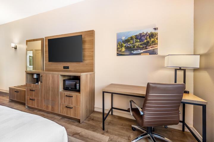 Best Western Plus 1000 Islands Hotel & Suites