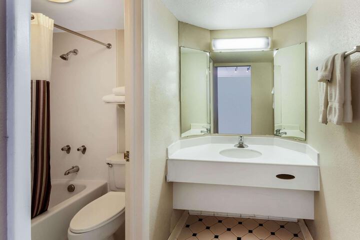 Room 10 of 29
