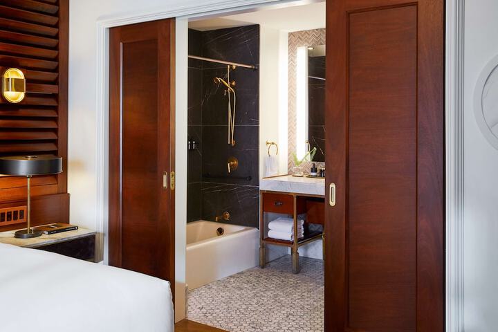 Room 83 of 148