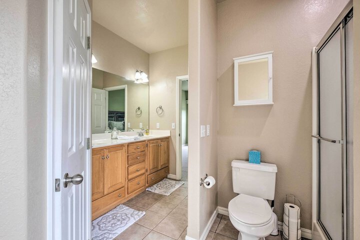 Bella Vista Home w / Yard: Half Mile to Trails!