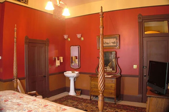 Martin & Mason Hotel