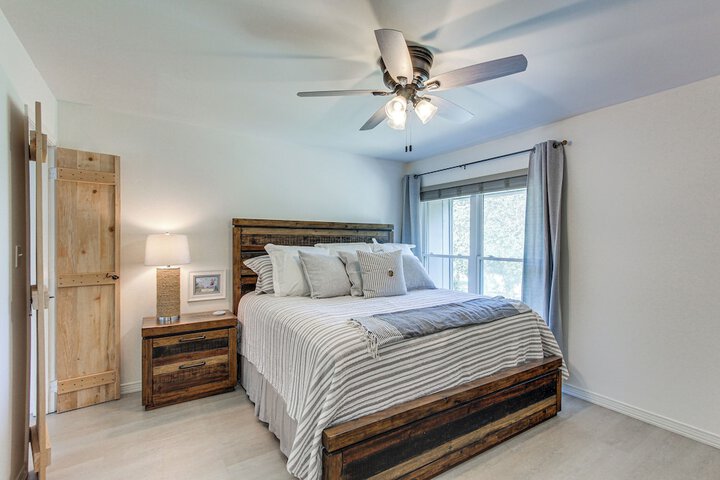 Inviting Home w / Golf Course View in Diamondhead!