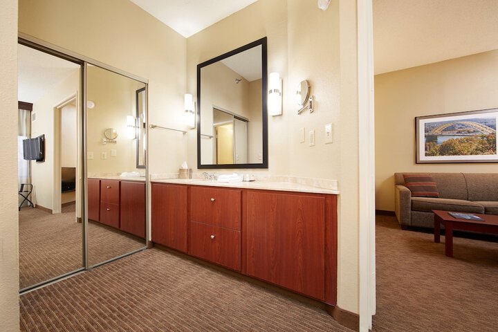 DoubleTree Suites by Hilton Hotel Cincinnati - Blue Ash