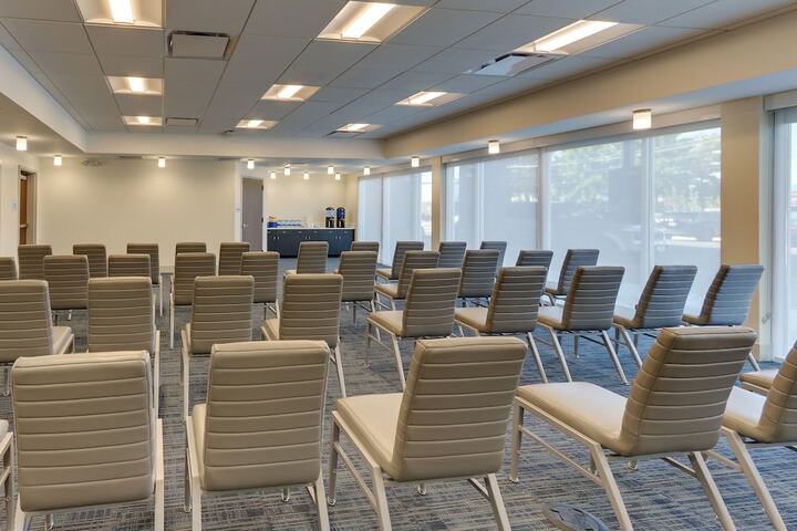 Holiday Inn Express & Suites Roanoke – Civic Center by IHG