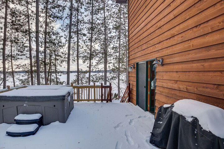 Lakefront Rhinelander Retreat w / Private Hot Tub!