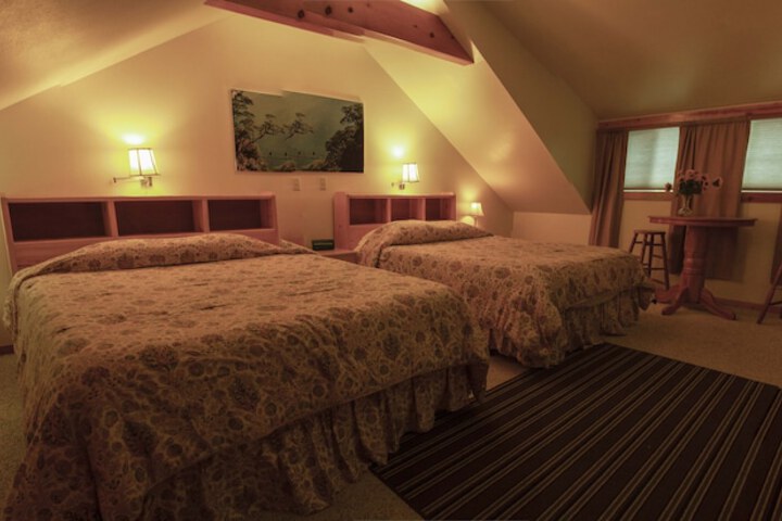 Whittakers Motel & Historic Bunkhouse
