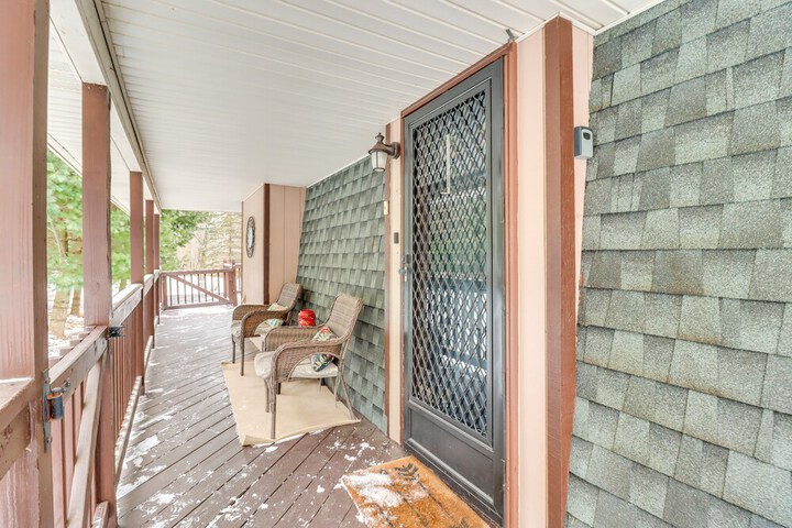 Family Home in Long Pond w / Fire Pit & Lake Access