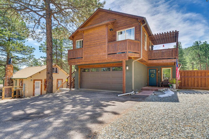 Woodland Park Apartment: Forest Views + Deck!