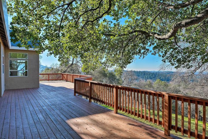 Hot Tub & Mtn Views: Peaceful Columbia Retreat!