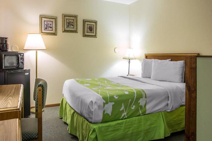 Econo Lodge Inn & Suites