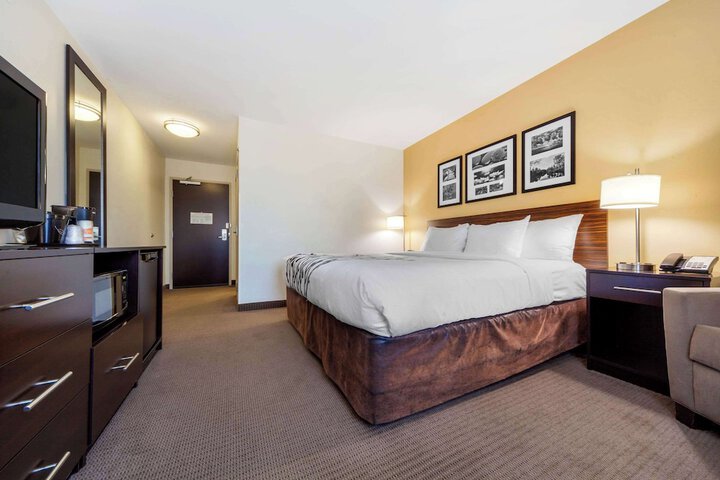 Room 32 of 65