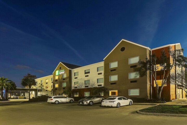 Hotel 7 of 64