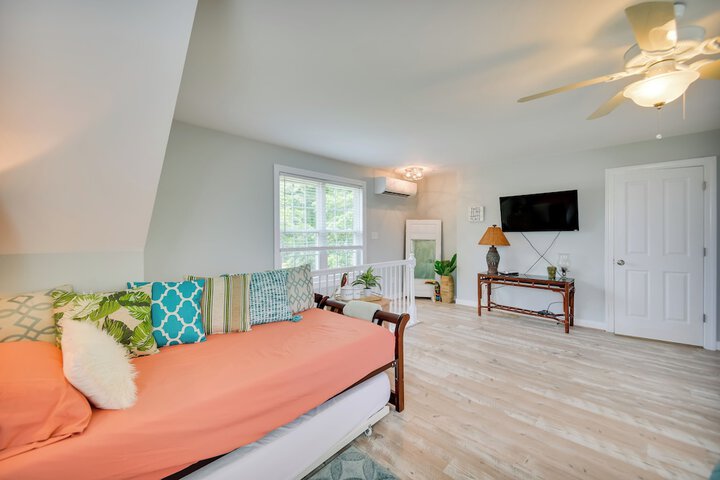 Bayfront White Stone Escape w / Private Beach!