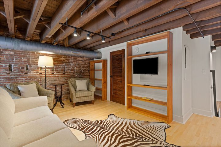 Lounge 114 of 128